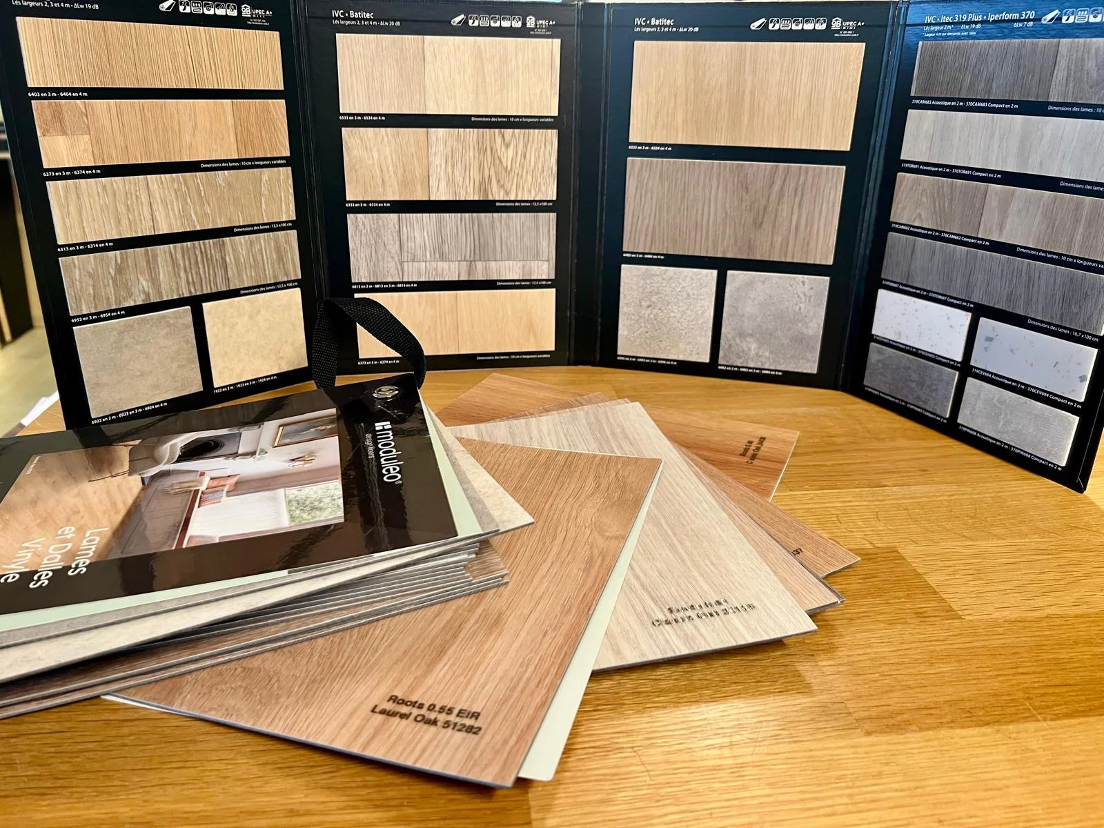 Échantillons de sols vinyles, décors bois et minéraux